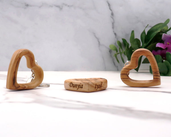 Personalized Heart-Shaped Olive Wood Keychain – Perfect Couple's Gift with Engraved Names, Ideal for 5th Anniversary or a Timeless Keepsake.