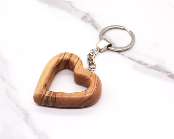 Personalized Heart-Shaped Olive Wood Keychain – Perfect Couple's Gift with Engraved Names, Ideal for 5th Anniversary or a Timeless Keepsake.