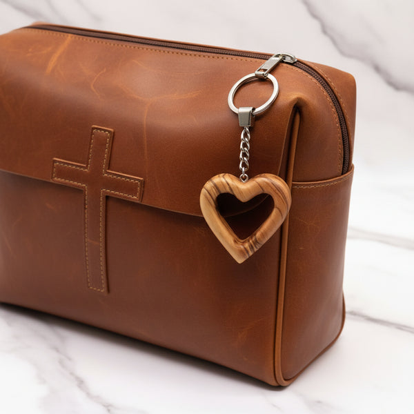 Personalized Heart-Shaped Olive Wood Keychain – Perfect Couple's Gift with Engraved Names, Ideal for 5th Anniversary or a Timeless Keepsake.