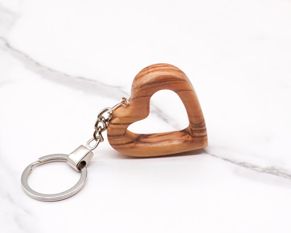 Personalized Heart-Shaped Olive Wood Keychain – Perfect Couple's Gift with Engraved Names, Ideal for 5th Anniversary or a Timeless Keepsake.